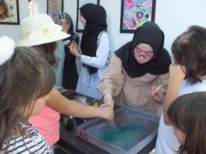 Liseli Kızlar Açtıkları Sergide Çocuklara Ebru Sanatını Öğretti