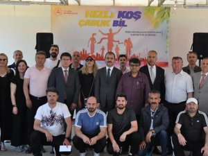 Liseli Öğrenciler Hem Hızlı Koşmak Hem De Hızlı Bilmek İçin Ter Döktü