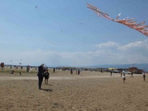 Balıkesir’de Uçurma Şenliğinde Çocuklarla Anne Ve Babalarda Eğlendi