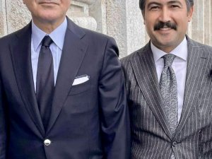 Ak Partili Özkan Fotoğraf Paylaşıp, "Sıkı Dostlar Arasına Kimse Giremez" Dedi