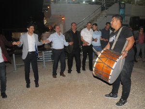 Cizre’de Sağlık Çalışanları Halay Çekip Stres Attı