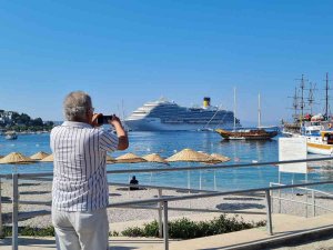 Dev Gemiye Bakan Bir Daha Baktı