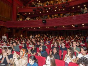 Perde, Gençler İçin Açıldı