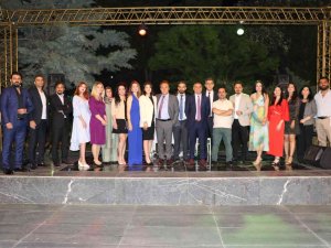 Diyarbakır Radikal Okullarında Coşkulu Mezuniyet Kutlaması