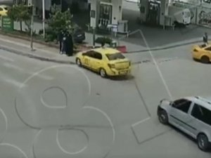 Kontrolden Çıkan Taksi Yayaların Arasına Daldı, Motosikletler Çocuklara Çarptı