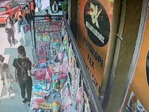 Eyüpsultan’da Kadın Çocuğunun Yanında Hırsızlık Yaptı: O Anlar Kamerada