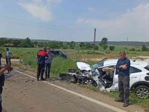 Keşan - Enez Karayolunda Trafik Kazası, Sürücü Araç İçinde Sıkıştı