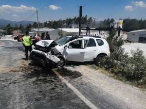 Araçlarında Sıkışan Sürücüleri İtfaiye Ekipleri Kurtardı