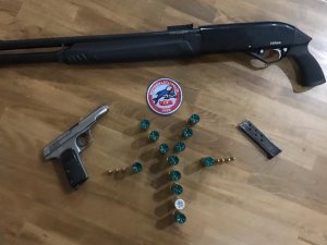 Polis Ruhsatsız Tabanca İle Pompalı Tüfek Ele Geçirdi