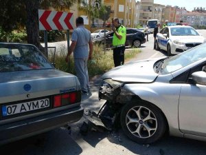 Hatalı Sollama Yaptığı Otomobille Önce Arabaya, Ardından Beton Direğe Çarptı