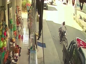 Kazada Yola Savrulan 3 Yaşındaki Çocuk Yaralandı