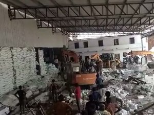 Hindistan’da Fabrikanın Duvarı Çöktü: 12 Ölü, 13 Yaralı