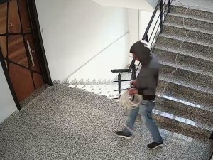 İ̇şletmenin Havalandırma Kablolarını Elini Kolunu Sallaya Sallaya Çaldı