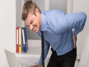 Uzun süre oturmak fıtığı tetikliyor