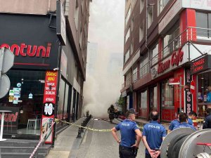 Ümraniye’de Mobilya Atölyesinde Yangın: Vatandaşlar Sokağa Döküldü