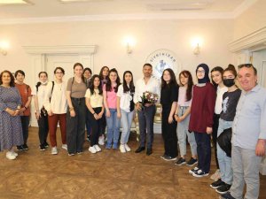 Liseli Öğrenciler Kilim Müzesi İle Şampiyonaya Gitmeye Hak Kazandı