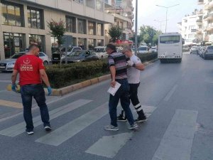 Park Ederken Çarptığı Motosikletteki 2 Kişi Yaralandı