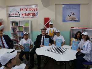 Hatay’da Öğrencilere Yardımcı Kaynak Kitapları Dağıtıldı