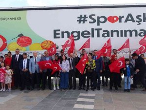 Yardım Tırı Türk Bayraklarıyla Karşılandı