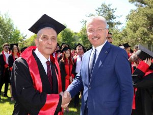 4 Çocuk Babası 77 Yaşında Hukuk Fakültesinden Mezun Oldu