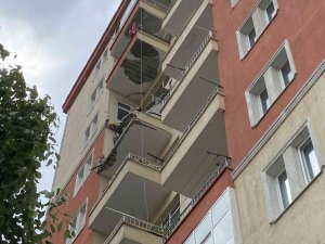 Beylikdüzü’nde Şiddetli Rüzgardan Binanın Balkonu Çöktü
