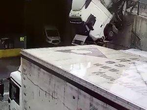İ̇kitelli’de Tır Bir İşyerinin Bahçesine Uçtu: Faciadan Dönülen Kaza Kamerada