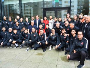 Cenk Tosun’dan, Milli Takım Kafilesine Ziyaret