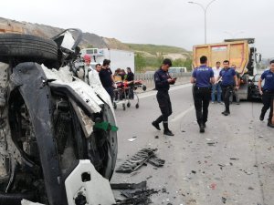 Pendik’te Sabiha Gökçen Bağlantı Yolunda 2 Araç Birbirine Girdi: 2 Yaralı