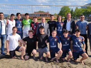 Ünye’de Manyetik Kumda Voleybol Turnuvası
