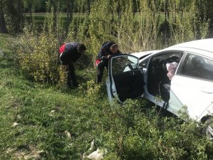 Otomobil Tarlaya Uçtu: 2 Yaralı
