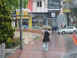 Tekirdağ’da Sağanak Yağış Hayatı Felç Etti, Yollar Dereye Döndü