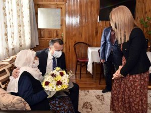 Güllü Nine 111. Yaşını Vali Taşbilek’le Kutladı