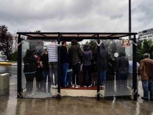 Küçükçekmece’de Yağıştan Kaçan Vatandaşlar Duraklara Sığındı