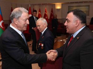 Bakan Akar, Tek Vatan Harekatı’nda Gazi Olan Azerbaycan Türkü Askerleriyle Bir Araya Geldi
