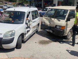 Hafif Ticari Araç İle Minibüs Çarpıştı: 1 Yaralı