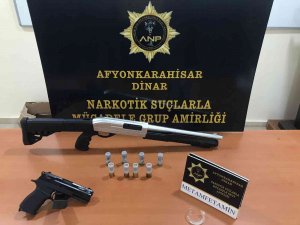 Polis Ruhsatsız Silahlar Ve Uyuşturucu Ele Geçirdi