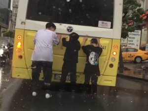 Yağmurda Çocukların Tehlikeli Yolculuğu Kamerada