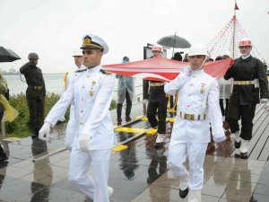 Atatürk’ü Temsil Den Bayrak Karaya Çıkartıldı