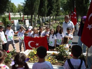 Bursa’da İlkokul Öğrencilerinden Şehitliğe Ziyaret