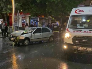 Kocaeli’de Belediye Otobüsü İle Otomobil Çarpıştı: 2 Yaralı