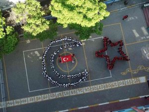 Pendik’te İlkokul Öğrencilerinden 19 Mayıs İçin Ay Yıldızlı Koreografi