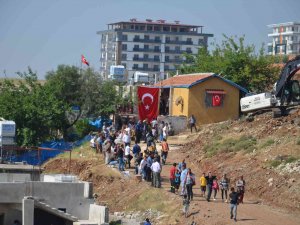 Şehidin Evine Türk Bayrağı Asıldı