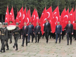 Bakan Kasapoğlu’ndan Anıtkabir’e 19 Mayıs Ziyareti