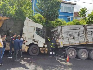 Freni Boşalan Tır Duvara Çarptı: 1 Yaralı