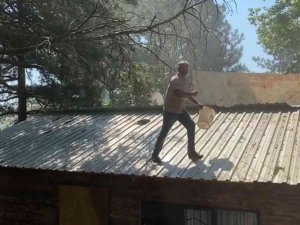 İ̇nekleriyle Belediyeyi Basmıştı...şimdi De Benzin Bidonuyla Çatıya Çıktı
