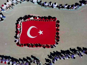 200 Lise Öğrencisinin Anlamlı Türk Bayrağı Koreografisi