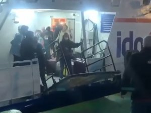 Feribotta Can Pazarı: Metrelerce Yükselen Dalgalarda Zor Anlar Kameralara Yansıdı