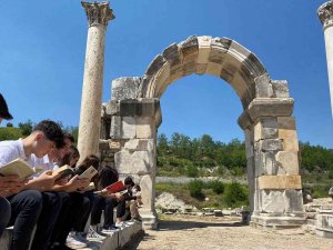 Antik Kentte Hem Okudular, Hem Söylediler