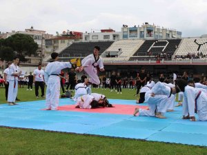 Aydın’da Gençlerin Gösterileri Ayakta Alkışlandı