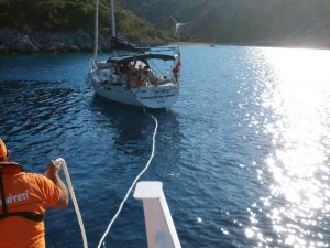 Makine Arızası Yapan Tekne Marinaya Çekildi
